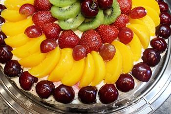 Украшаем торт с желе и фруктами