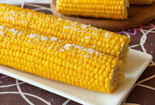 Как правильно и сколько времени надо варить кукурузу в кастрюле без початков: рецепты и советы