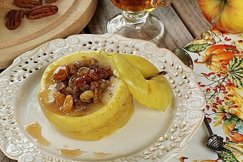Яблоки, запечённые с орехами и мёдом - Лайфхакер
