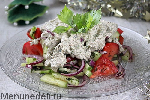 Кавказский овощной салат со свежей зеленью и ореховой заправкой