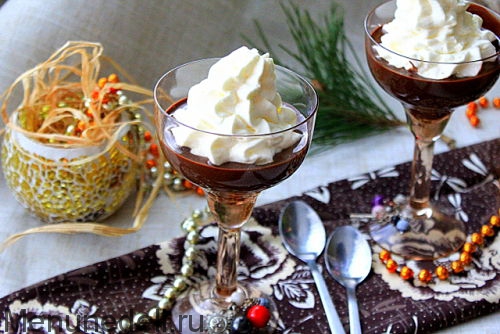 Шоколадный десерт с орехами и сливками