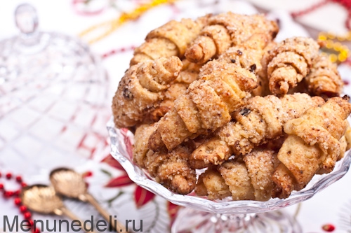 Творожное печенье с орехами и изюмом