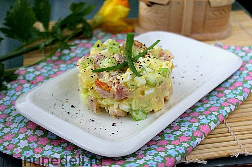 Слоеный салат с копченой курицей и колбасным сыром - пошаговый рецепт с фото на уральские-газоны.рф