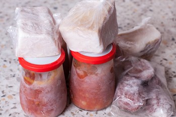 Tomatnaja pasta i salo-produkty v holodil'nike