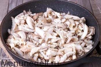Жареные грибы вешенка с чесноком на сковороде
