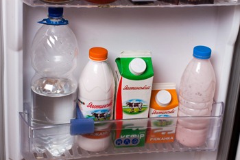 Вода на полках холодильника