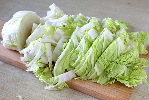 Летний салат с овощами и курицей
