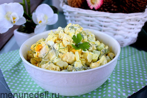 Салат из цветной капусты, яиц и огурца