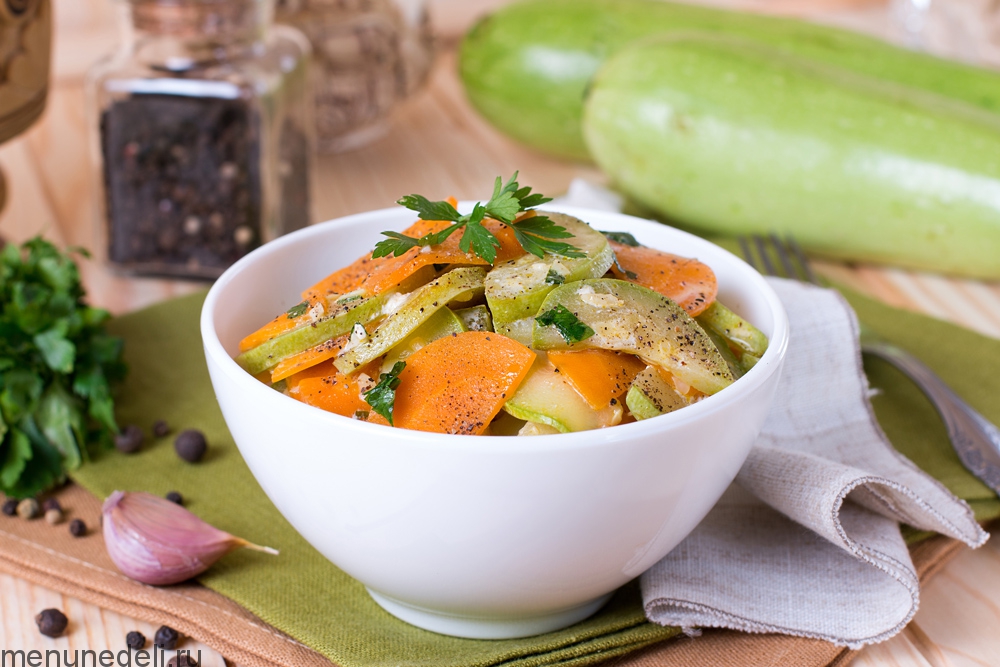 Как приготовить Запеченные овощи в духовке кусочками: кабачки и морковь просто рецепт пошаговый