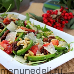 Салат с авокадо и вялеными томатами - подача на белой тарелке