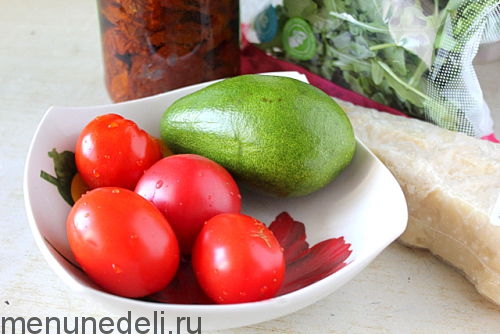 Салат с авокадо, вялеными помидорами и кедровыми орешками, пошаговый рецепт на 1254 ккал, фото, ингредиенты - Юлия Высоцкая