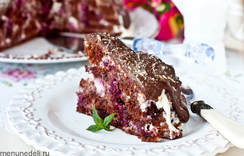 Шоколадный торт с вишней и сметанным кремом - рецепт с фото