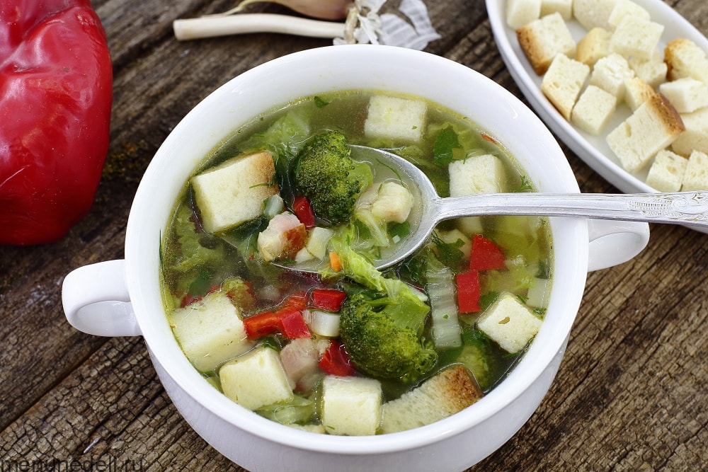 Чесночный суп с копченой грудинкой и овощами