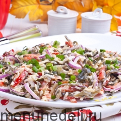 Салат с морской капустой и болгарским перцем - подача на блюде