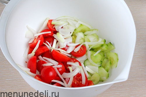 Салат из помидоров и огурцов - рецепт приготовления в домашних условиях