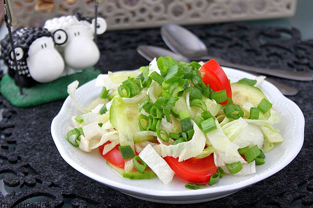 Салат из помидоров и огурцов с репчатым луком и растительным маслом как в детском саду