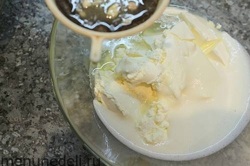Добавить к маскарпоне мороженое с желатином и лимонный сироп - лимонная пасха