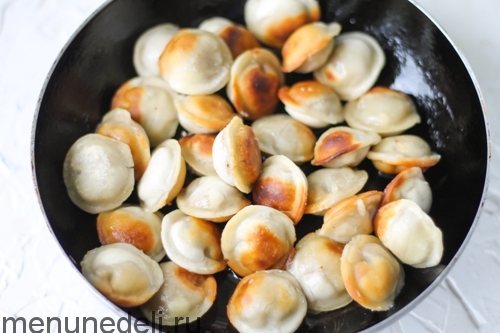 Меню недели рецепты пельмени. zharenie pelmeni 3 500%D1%85350.jpg. Меню недели рецепты пельмени фото. Меню недели рецепты пельмени-zharenie pelmeni 3 500%D1%85350.jpg. картинка Меню недели рецепты пельмени. картинка zharenie pelmeni 3 500%D1%85350.jpg. Но помимо того, что я расскажу, как приготовить пельмени в мультиварке, еще хочу поделиться с вами рецептом очень хорошего теста для них. А именно, заварного, которое совсем не требует усилий, как например тугое тесто для классических пельменей, которое сложно вымешивать.