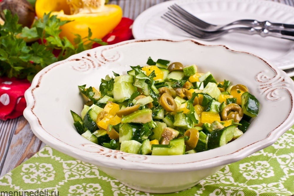 Зеленый салат из огурцов, перца и оливок