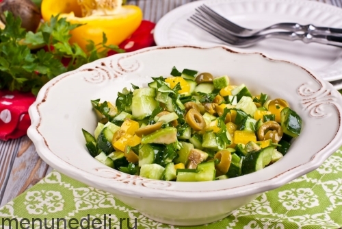 Зеленый салат из огурцов, перца и оливок