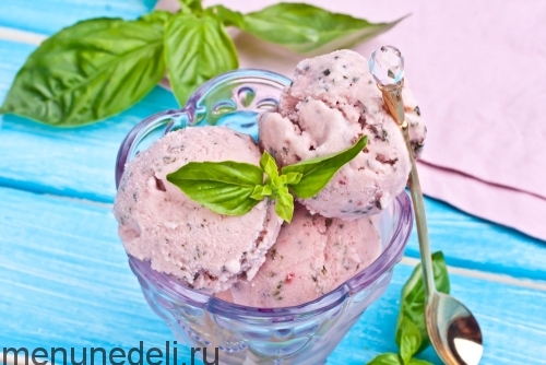 Клубнично-базиликовое мороженое