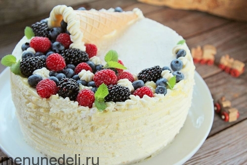 Торт с лёгким творожным кремом и ягодами