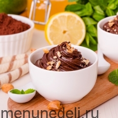 Шоколадный крем-мусс из авокадо подача