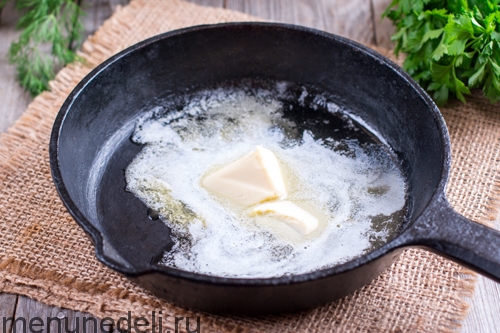 Растопить сливочное масло - лук-порей в сливках с сыром