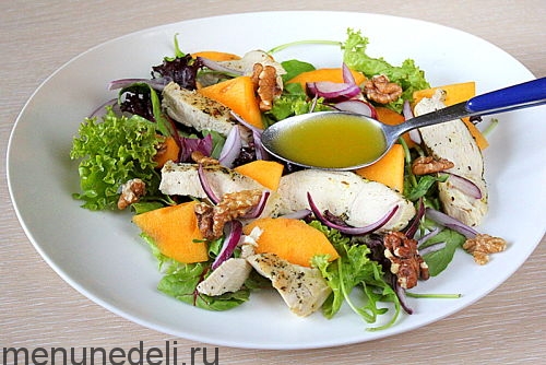 Салат с хурмой, сыром и мандаринами - Лайфхакер
