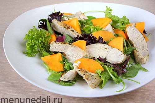 Салат с хурмой, сыром и мандаринами - Лайфхакер