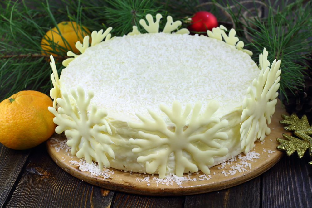 Зимние торты рецепты. Новогодний кокосовый торт. Кокосовый торт и фрукты украшение. Торт зима рецепт. Зимний торт рецепт.