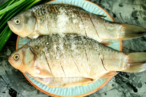 Посолить рыбу - жареные караси