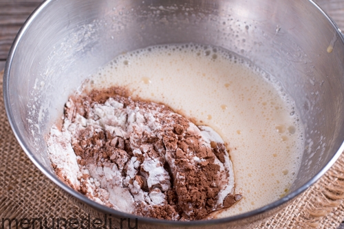Dobavit muku s kakao sladkie rolly iz blinov