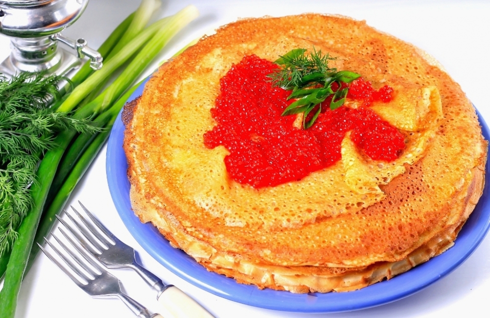 Идеальная закуска - русские блины с красной икрой! Рецепт вкусных блинов на молоке с начинкой