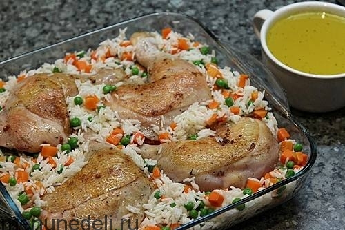Куриные окорочка с рисом и овощами в духовке 