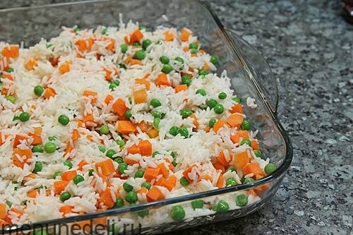 Куриные окорочка с рисом и овощами в духовке