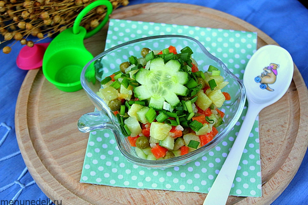 Зеленый салат с огурцами и горошком