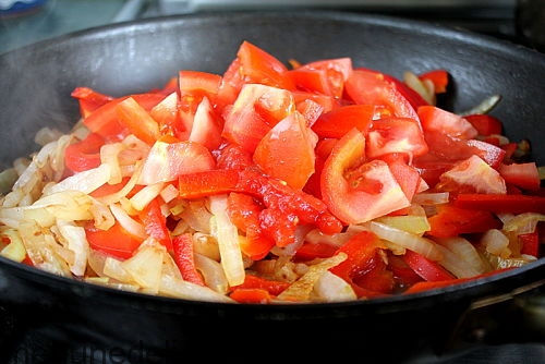 Tushenaja svinina s bolgarskim percem dobavit tomaty opt