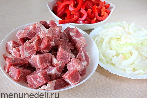Tushenaja svinina s bolgarskim percem ingredienty porezat opt