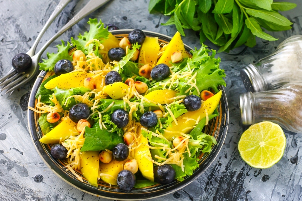 Салат из шпината с манго и голубикой