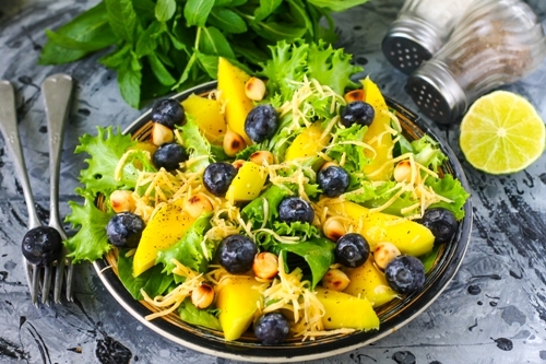 Салат из шпината с манго и голубикой - подача