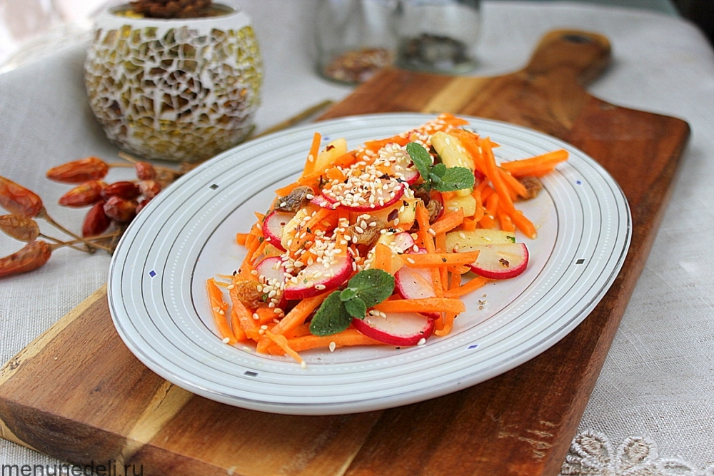 Морковный салат с редисом и изюмом