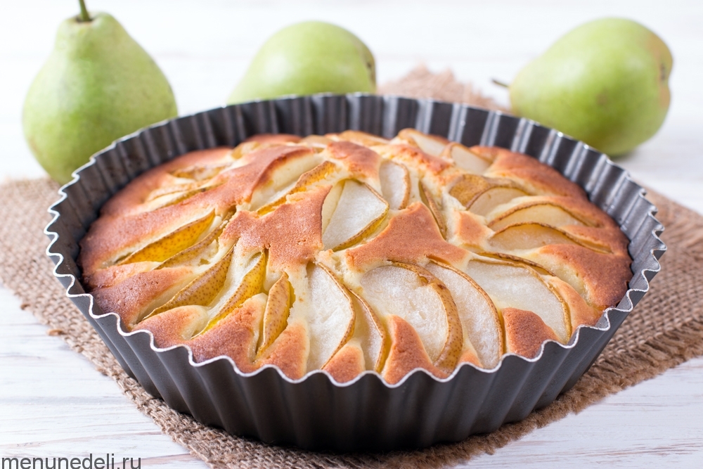 Пирог с грушами, яблоками и вишней