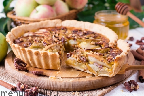 Яблочный пирог с медово-лимонной заливкой