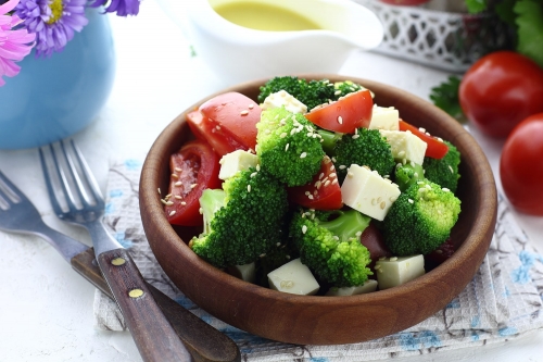 Салат с брокколи, яйцом и помидорами: рецепт с фото