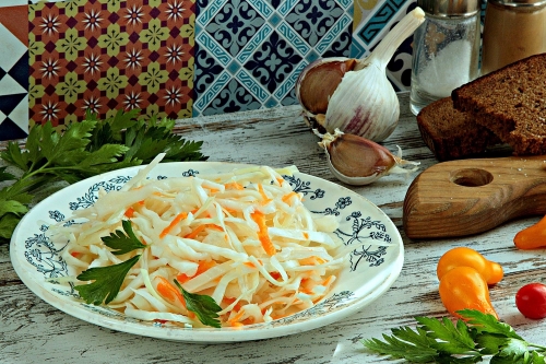 Маринованные перцы, фаршированные капустой и морковью