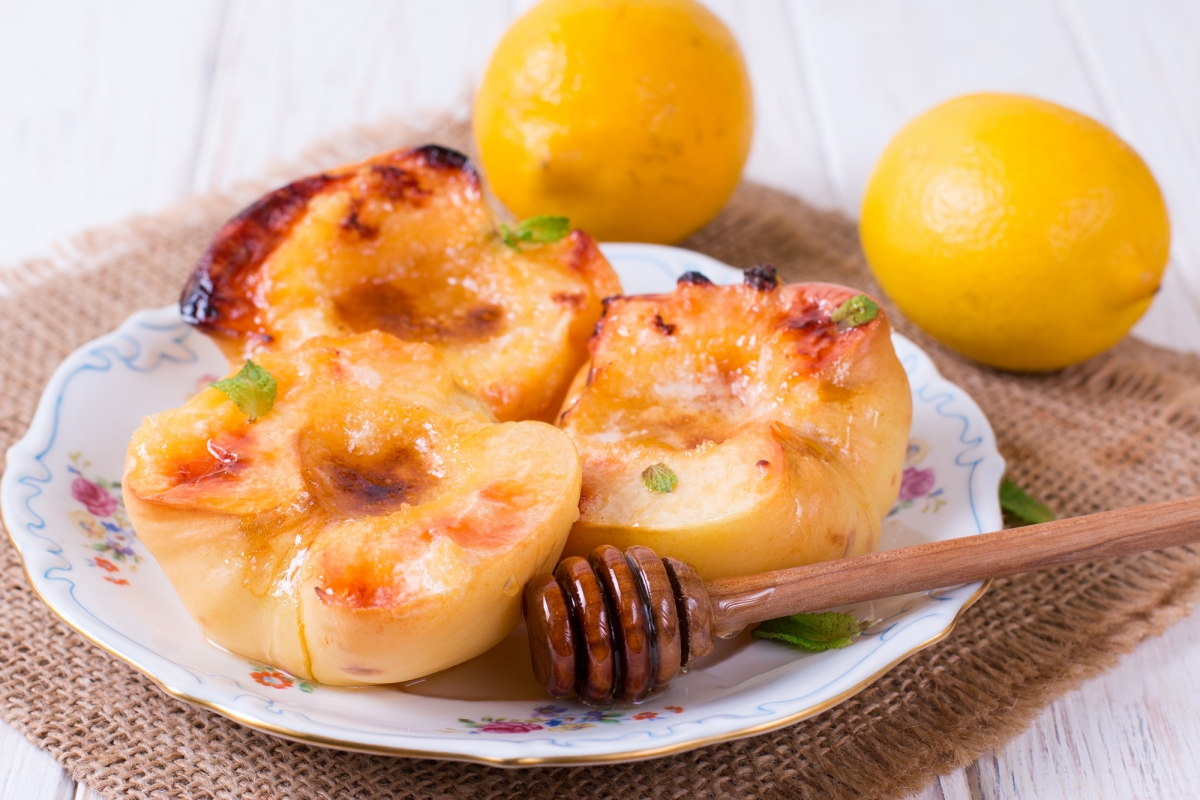 Айва, фаршированная орехами с мёдом запечённая в духовке — рецепт с фото и видео