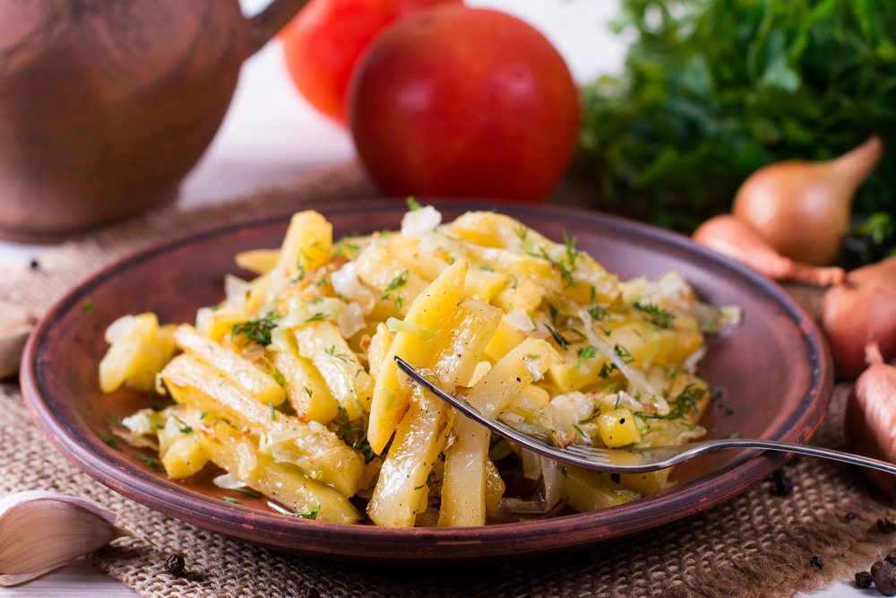 Жареная картошка с капустой на сковороде — рецепт с фото пошагово