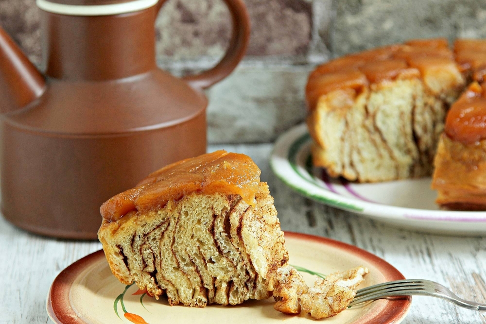 Пирог с яблоками корицей и коричневым сахаром