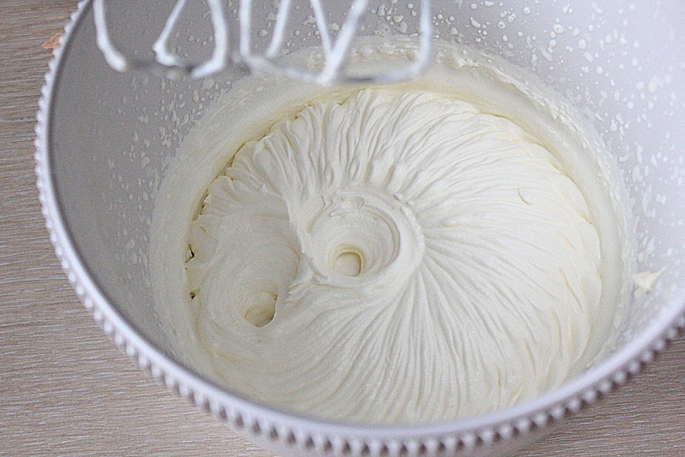 Сливки с желатином для торта. Желатин добавить к взбитым сливкам. Желатин со сливками. Размешивание творога с желатином для торта. Как пользоваться желатином для крема.